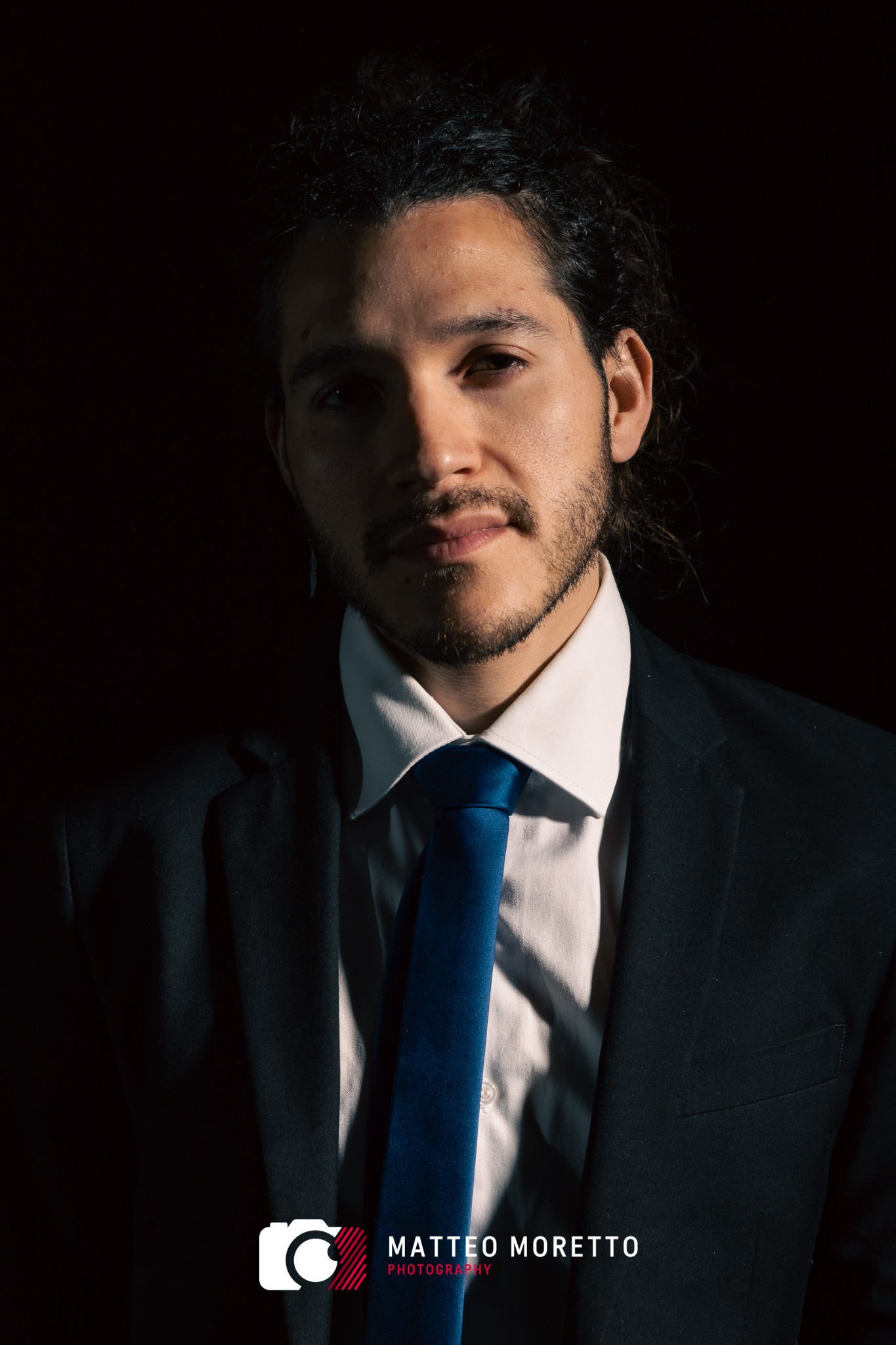 César Augusto Bracho Bracho in abito formale, ritratto fotografico