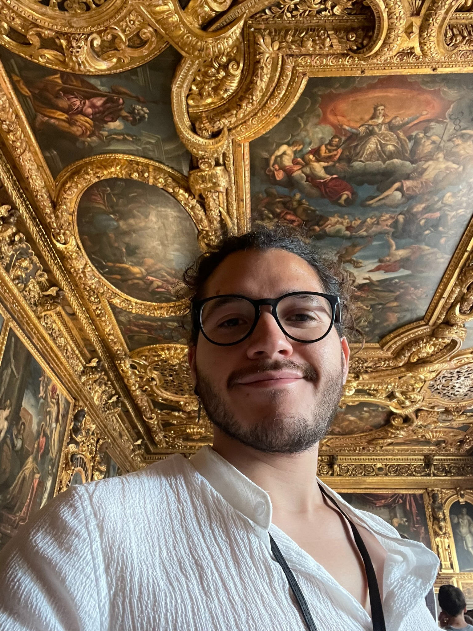César Augusto in una sala con soffitti dipinti e decorazioni dorate
